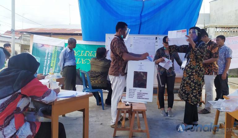 Suasana penghitungan suara Pilgub Sumbar di TPS 018 Kelurahan Surau Gadang, Nanggalo, Rabu (9/12). (Foto : Arzil)