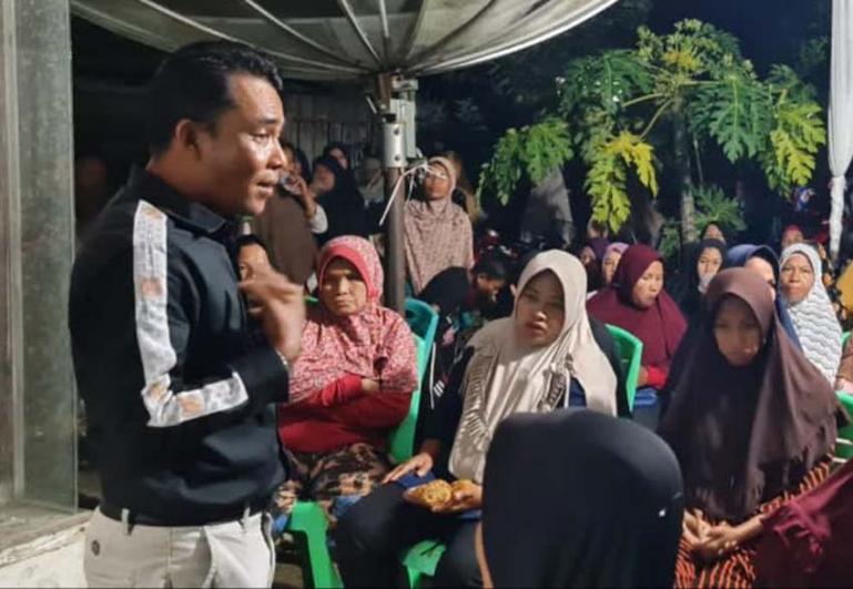 Anggota DPRD Kabupaten SolokDodi Hendra Dt Pandeka Sati saat bertemu warga di kabupaten itu, kemarin. (Dok : Istimewa)