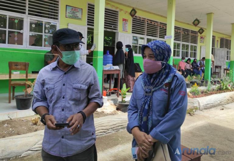 Komisioner KPU Sumbar Nova Indra saat memantau pelaksanaan PSU di TPS 17 Nagari Guguak VIII Koto, Minggu (13/12). (Dok : Istimewa)