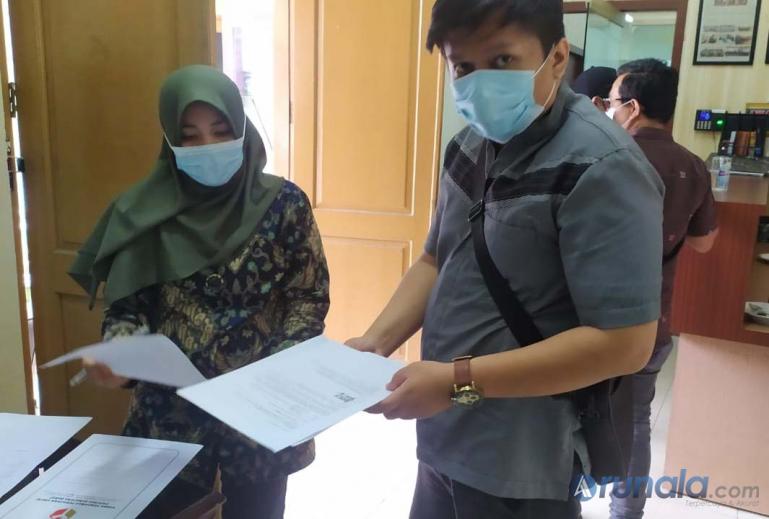 Seorang staf dari tim Hukum paslon Mahyeldi-Audy Joinaldy mencabut pengaduan mereka di Bawaslu Sumbar, Jumat siang (12/12). (Foto : Arzil)