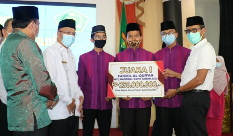 Gubernur Irwan Prayitno serehkan bonus kepada kalifah Sumbar yang juara pada MTQN 2020, Rabu (2/12). (Dok : Istimewa)