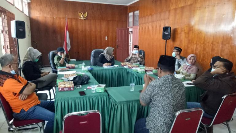 Rombongan KI Riau saat temu ramah dan diskusi dengan komisioner KI Sumbar di Padang, Kamis (10/12). (Dok : Istimewa)