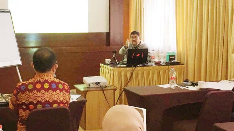Guru Besar Fakultas Ekonomi dan Bisnis UGM, Prof Indra Bastian saat berikan dalam pelatihan mediator tentang Administrasi Publik, di Yogyakarta, Rabu (2/11). (Dok : Istimewa)