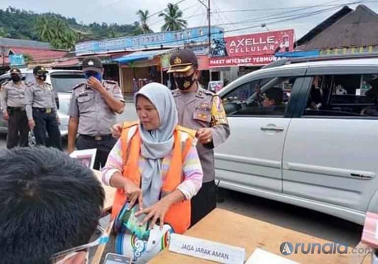 Kabag Ops Polres Pessel Kompol Arsyal saat meninjau Posko pemantau dan pengamanan Nataru di kawasan Kota Painan, Jumat (18/12). (Foto : Rio)