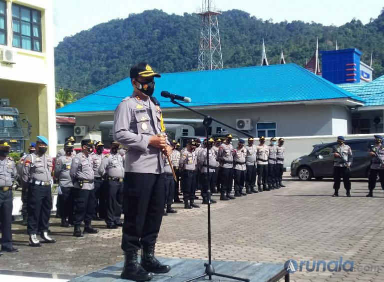 Kapolres Pessel AKBP Sri Wibowo saat pembentukan tim terpadu pengamanan Nataru di Pessel, Selasa (15/12). (Foto : Rio)