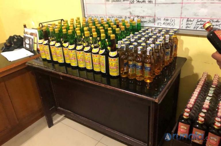 Ratusan botol miras yang berhasil disita Satnarkoba Polres Pessel di sejumlah tempat di Pessel, Jumat malam (25/12). (Foto : Rio)