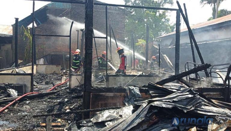 Petugas Damkar Kota Padang terlihat masih melakukan penyemprotan terhadap puing-puing rumah semi permanen yang terbakar, Rabu siang (23/12). (Foto : Can)