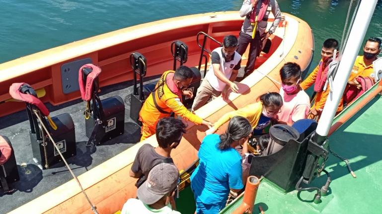 Tim SAR gabungan Mentawai lakukan evakuasi kepada penumpang Kapal Perintis Sabuk Nusantara 37 pasca kandasnya kapal ini di Tuapejat, Rabu pagi (2/12). (Dok : Istimewa)