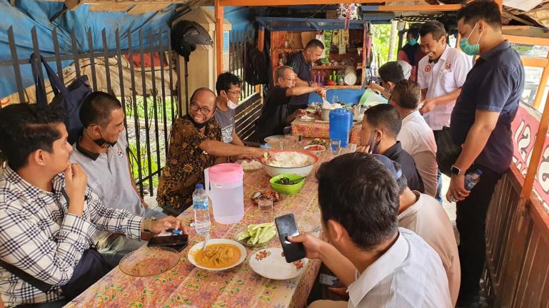 Pembina FJKIP Sumbar Muhammad Nurnas saat bersama para jurnalis yang tergabung dalam FJKIP Sumbar, Rabu (30/12). (Dok : Istimewa)