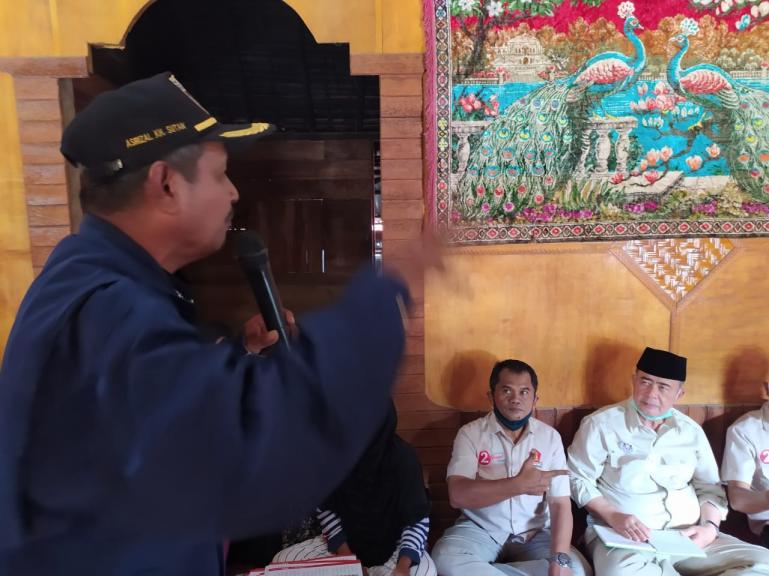 Asrizal KH Sutan menyampaikan kekagumannya pada Nasrul Abit di Nagari Padang Ganting, Kecamatan Padang Ganting, Tanah Datar, Senin, (30/11). (Dok : Istimewa)