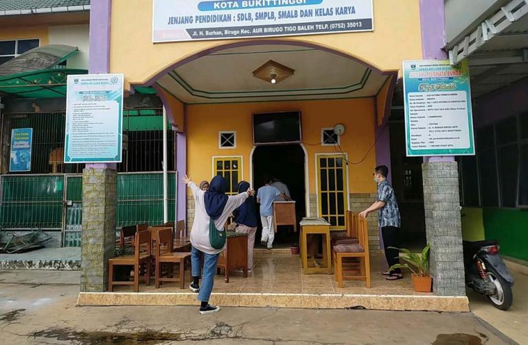 Petugas PPS di TPS 12 Birugo, Kecamatan Aur Birugo Tigo Baleh, Kota Bukittinggi menyiapkan TPS untuk PSU, Sabtu (12/12). (Dok : Istimewa)