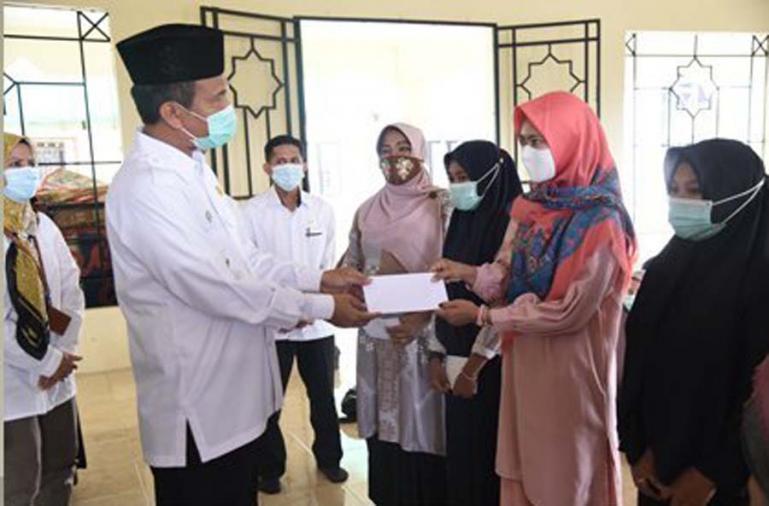 Para guru PAUD honorer saat terima bantuan Baznas yang diserahkan Wali Kota Pariaman, Genius Umar, Rabu (6/1). (Dok : Istimewa)