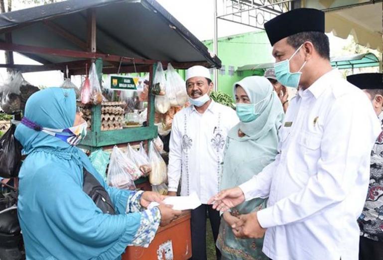 Wali Kota Genius Umar menyerahkan bantuan modal dari Baznas kepada para pedagang sayur keliling di kota itu, Rabu (6/1). (Dok : Istimewa)