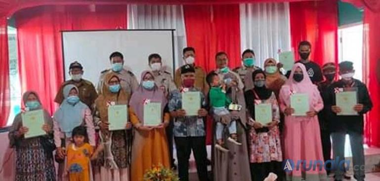 Perwakilan masyarakat yang menerima PTSL sisa tahun 2020 dari BPN Pessel, Selasa (5/1). (Foto : Rio)