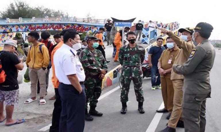 Dandim 0308/Pariaman, Letkol Czi Titan Jatmiko bersama Wali Kota Genius Umar saat melakukan proses evakuasi wisatawan yang terjebak di Pulau Angso Duo, Senin (18/1).
