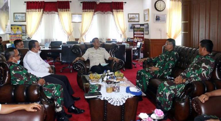 Terlihat Wako Genius dan Wawako Mardison saat diskusi dengan Danlantamal II Padang yang baru, Laksamana Pertama (Laksma) TNI Hargianto, Rabu (13/1). (Dok : Istimewa)