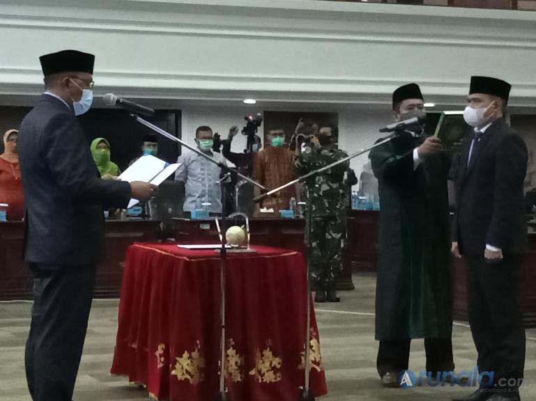Ketua DPRD Sumbar Supardi saat mengambil sumpah jabatan Daswanto sebagai PAW anggota DPRD Sumbar, di ruang sidang utama DPRD Sumbar, Kamis (7/1). ( Foto : Arzil)