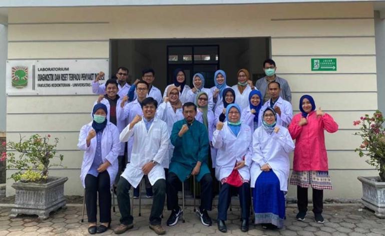 Labor diagnostik dan riset terpadu penyakit infeksi Fakultas Kedokteran Unand Padang bersama tim dokternya. (Dok : Istimewa)