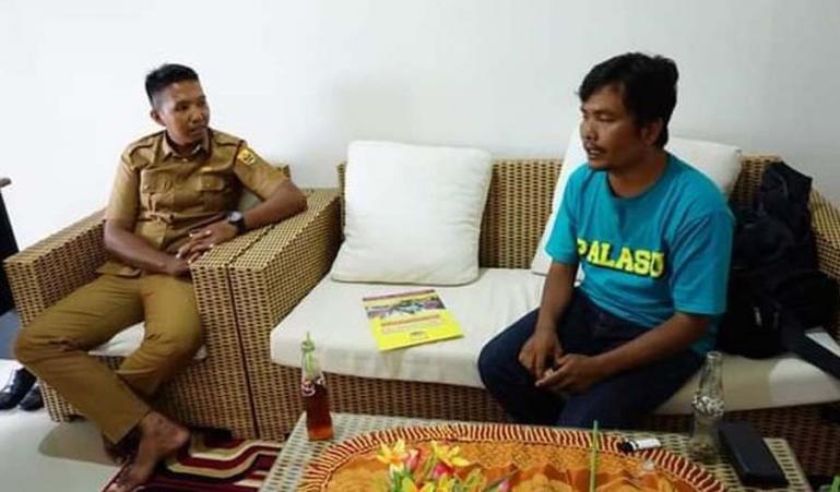 Kades Koto Marapak Yuhaldi Sedang Membahas Dua Ivent yang akan digelar dengan Ketua Forum Seni Batajau Ajo Wayoik, Selasa (29/12). (Dok : Istimewa)