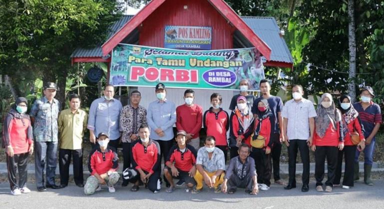 Peserta buru babi di Desa Rambai bersama Wali Kota Pariaman, Genius Umar, Kamis (21/1). (Dok : Istimewa)