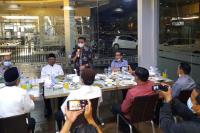 Kepala Dinas Pendidikan Sumbar Adib Alfikri saat jumpa pers terkait persoalan yang terjadi di SMKN 2 Padang, Jumat malam (22/1). (Dok : Istimewa)