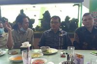 Asisten I Pemkab Solok, Edisar Dt Manti Basa bersama wartawan dan kuasa hukumnya seusai buat pengaduan ke Polda Sumbar, Senin (25/1). (Dok : Istimewa)