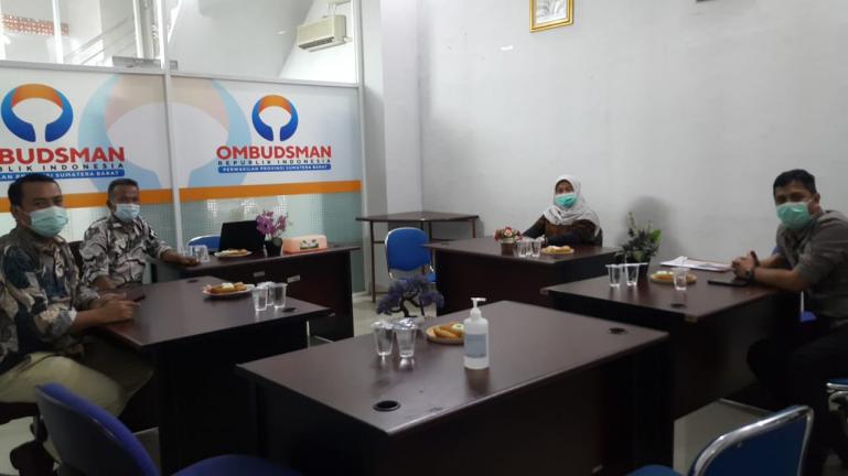 Suasana pertemuan berkala empat lembaga bentukan UU di Sumbar bahas soal disinformasi vaksin Covid-19 di Ombudsman RI Perwakilan Sumbar, Selasa (12/1). (Dok : Istimewa)