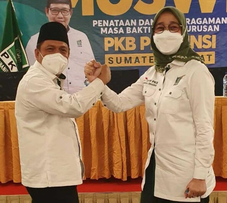 Febby Dt Bangso Nan Putiah serahkan tampuk pimpinan DPW PKB Sumbar kepada Anggi Ermarini, dalam pelaksanaan muswil PKB Sumbar di Hotel Grand Zuri Padang, Sabtu (16/1). (Dok : Istimewa)