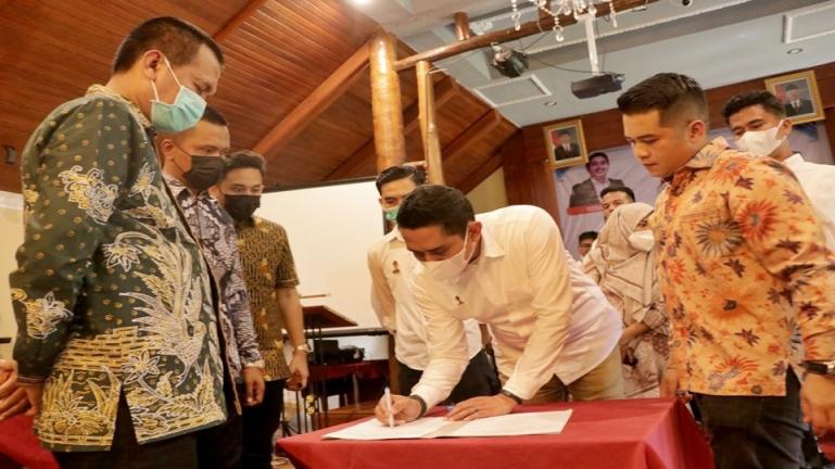 Wali Kota Genius Umar menyaksikan pelantikan Hipmi Pariaman, Jumat (22/1).