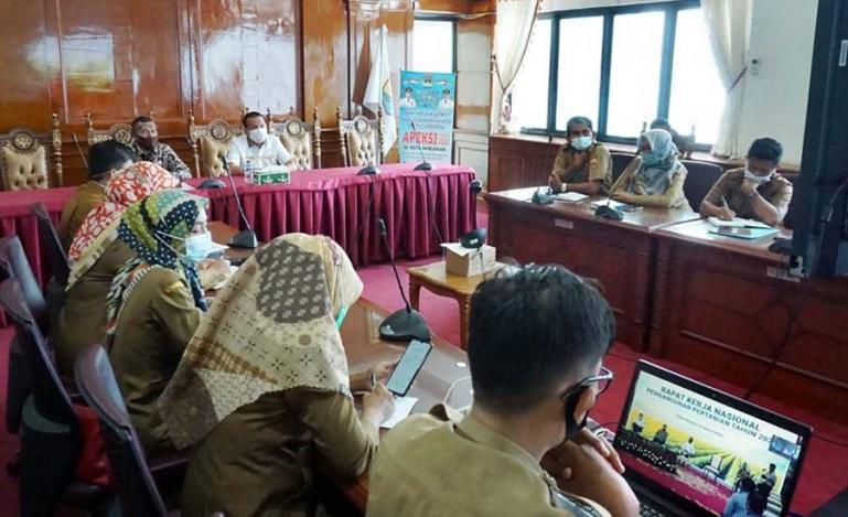 Wako Genius Umar bersama jajarannya mengikuti rakernas pembangunan pertanian 2021 secara virtual di Balaikota Pariaman, Senin (11/1). (Dok : Istimewa)