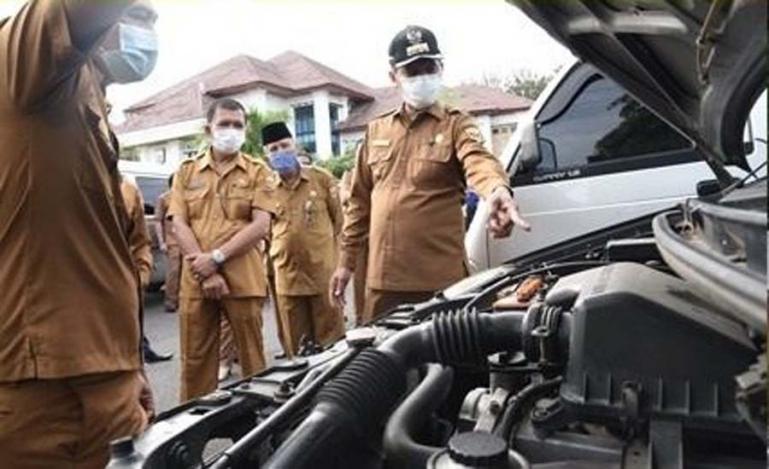 Wali Kota Genius Umar memeriksa fisik kendaraan dinas di lingkup Pemko Pariaman, Senin pagi (4/1). (Dok : Istimewa)