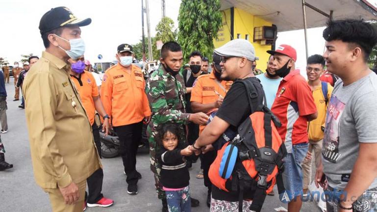 Wali Kota Pariaman, Genius Umar menyambut langsung kedatangan wisatawan yang sempat bermalam di Pulau Angso Duo akibat cuaca buruk, Senin pagi (18/1). (Dok : Istimewa)