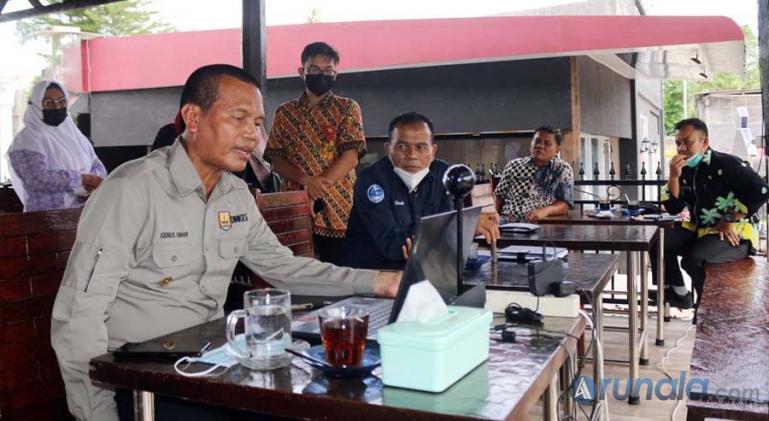 Wali Kota Pariaman, Genius Umar mengikuti zoom meeting yang digelar Radio Classy FM, Kamis (14/1). (Foto : Arzil)