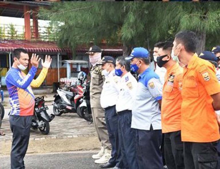 Sejumlah stakeholder mendengarkan arahan Wako Genius Umar saat apel gabungan terkait pengamanan tempat wisata, Sabtu (9/1). (Dok : Istimewa)