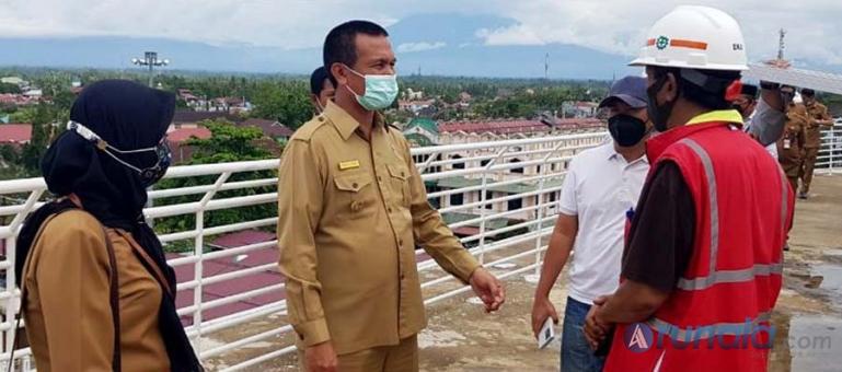 Pihak kontrakto bersama Wali Kota Pariaman, Genius Umar dalam peninjauan pembangunan Pasar Rakyat Pariaman, Selasa (26/1). (Foto : Arzil)