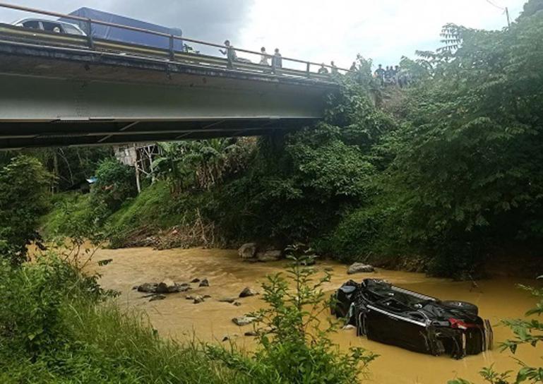 Kondisi mobil Pajero yang masuk sungai setelah menabrak pagar pengaman jembatan di Sungai Batang Piruko, Nagari Gunung Medan, Kecamatan Sitiung, Minggu sore (3/1). (Dok : Istimewa)