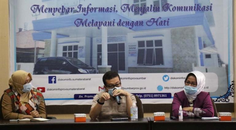 Kadis Kominfo Sumbar Jasman Rizal saat membuka acara silaturahim Dharma Wanita Diskominfo Sumbar, di Padang, Selasa (26/1). (Dok : Istimewa)