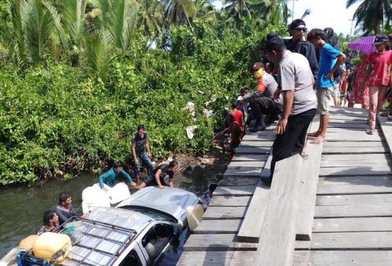 Warga bersama-sama melakukan evakuasi mobil yang terjun ke sungai akibat ambruknya jembatan di Desa Nemnem Leleu Mentawai, Selasa (5/1). (Dok : Istimewa)