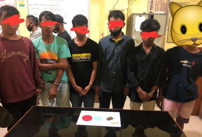 Enam orang pria yang sempat ditangkap Satnarkoba Polres Pessel, Senin dini hari (4/1), karena diduga mengkonsumsi ganja kering. (Dok : Istimewa)