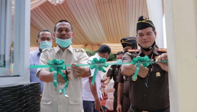 Wako Genius Umar bersama Kejari Pariaman, Azman Tanjung saat peresmian pengunaan pos security di kantor Kejari tersebut, Rabu (13/1). (Dok : Istimewa)