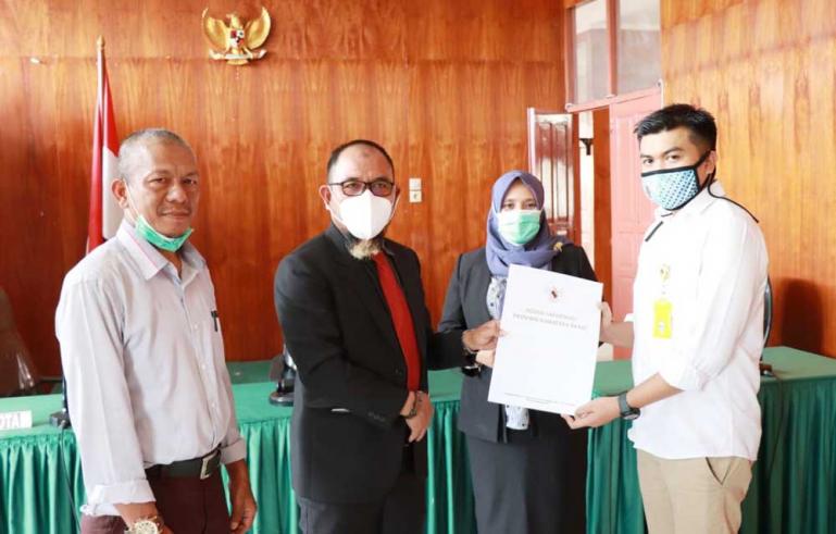 Penyerahan putusan majelis komisioner usia membacakan putusan pada sidang sengketa informasi publik, di ruang sidang KI Sumbar, Rabu (13/1). (Dok:  Istimewa)