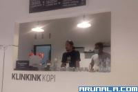 Karyawan KLINKINK Kopi, sedang menyiapkan pesanan kopi yang dipesan konsumennya, Sabtu (2/1). (Foto : Rio)