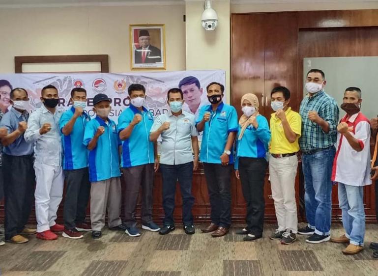 Pengurus WI Sumbar bersama Ketua KONI Sumbar, Syaiful di sela-sela pelaksanaan Rakerprov WI Sumbar, Sabtu (30/1). (Dok : Istimewa)