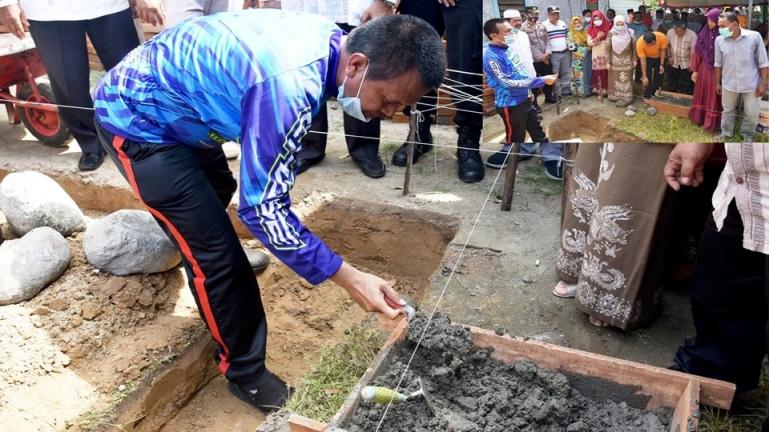 Wali Kota Pariaman, Genius Umar lakukan peletakan batu pertama dalam program bedah rumah LKKS Pariaman, Jumat (8/1). (Dok : Istimewa)
