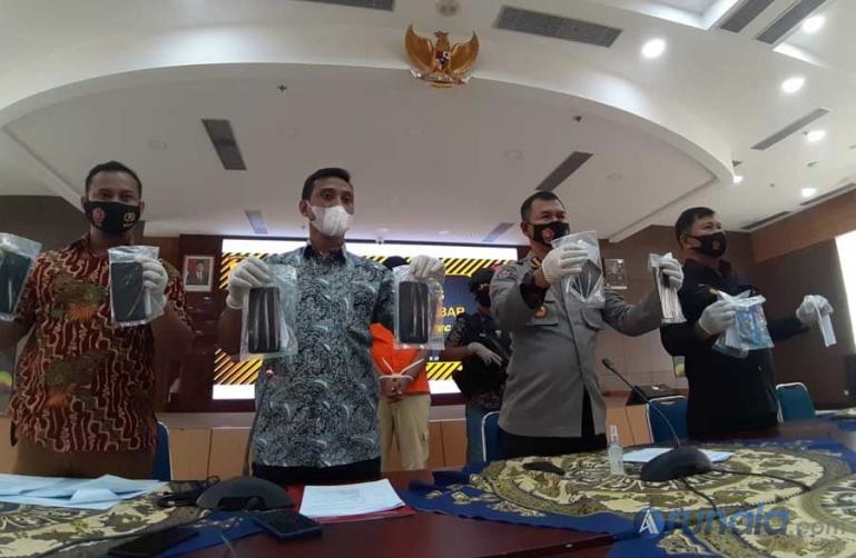 Pihak Polda Sumbar saat jumpa pres atas penangkapan pelaku penipuan yang catut nama Dirreskrimsus Polda Sumbar, Jumat (8/1). (Foto : Can)
