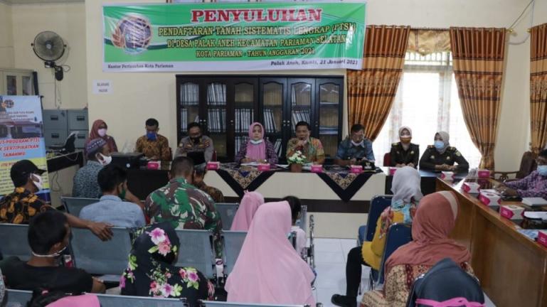 Asisten I Setko Pariaman, Yaminurizal bersama kepala BPN Pariaman, Rita Sastra saat sosialisasi program Prona untuk kota tersebut, Kamis (21/1). (Dok : Istimewa)