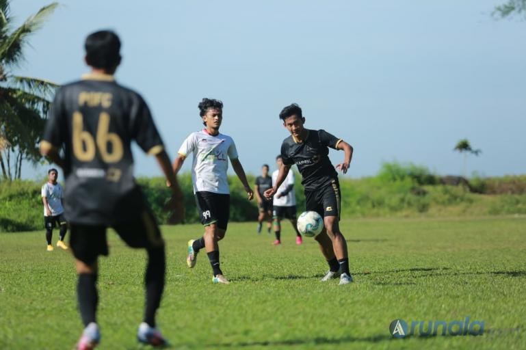 Muhammad Kanu Helmiawan dan Gitra Ajjo saat bermain bersama Komunitas Paruik Offside di Lapangan Sepakbola Universitas Bung Hatta, Minggu siang (24/1). (Foto : Can)