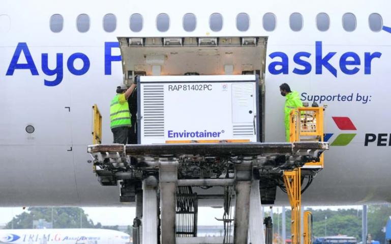 Petugas Bandara di Soetta Cengkareng sedang menurunkan cargo yang berisikan vaksin Covid-19 belum lama ini. (Dok : Istimewa)