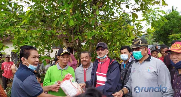 Bupati Pessel Hendrajoni saat serahkan bantuan beras dan sembako bagi masyarakat terdampak banjir di Kecamatan Lengayang, Sabtu (9/1). (Foto : Rio)
