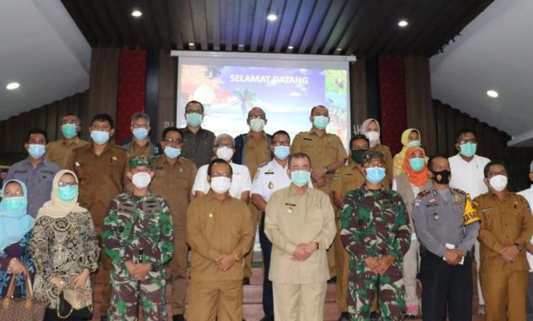 Wagub Sumbar Nasrul Abit bersama para OPD saat rakor evaluasi Trans Mentawai dan KEK di kabupaten itu, Senin (18/1). (Dok : Istimewa)